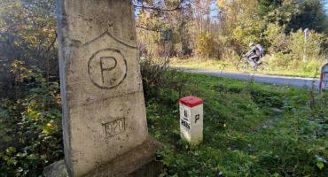 Zabytkowy słupek graniczny przy Szlaku wokół Tatr - Chochołów / Sucha Hora